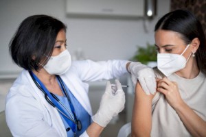 
                    Нужно ли ставить вакцину, если уже переболел COVID-19?
                
