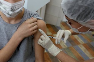 Зачем организму нужна бустерная вакцина, рассказала врач-эпидемиолог