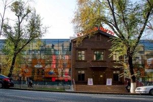 Актеры алматинского театра вакцинировались от COVID-19 всем коллективом
