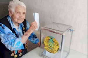 
                    100-летняя жительница Алматы не боится перемен и голосует за Новый Казахстан
                