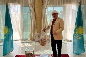 Улыкбек Есдаулет проголосовал на референдуме в Турции