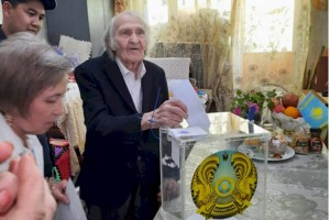 В Алматы на референдуме проголосовал 101-летний долгожитель