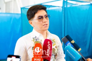 Казахстанский певец Сакен Майгазиев проголосовал на референдуме