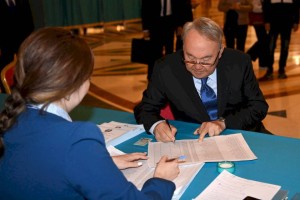 
                    Нурсултан Назарбаев проголосовал на референдуме
                