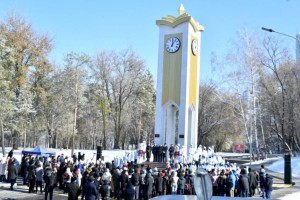 Стела с часами «Мэнгiлiк Ел» к 30-летию независимости РК установлена в Алматы