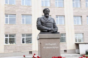 В Нур-Султане открыли бюст Ибрая Алтынсарина