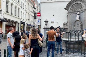 
                    Знаменитого Писающего мальчика одели в казахский шапан
                