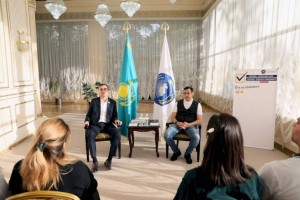 
                    На пороге перемен: алматинская молодежь расписалась на плакате в поддержку референдума
                