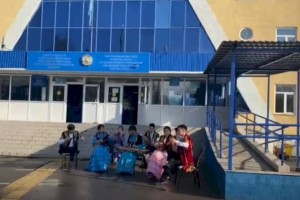 В Алматы по избирательным участкам начал курсировать автобус с оркестром