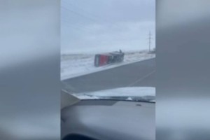 Сильный ветер опрокинул автобус с пассажирами в Карагандинской области