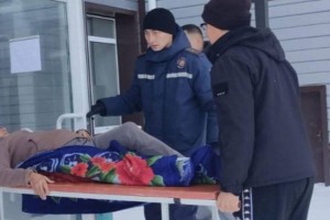 Женщину с переломами отвезли к врачам в пургу костанайские спасатели
