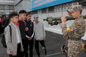 
                    Алматинские школьники посетили военный вуз
                