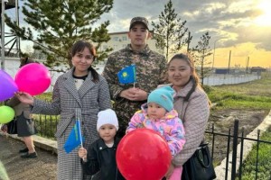 
                    Треть военнослужащих возвращаются из пострадавших от наводнения регионов
                
