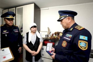 
                    Матери погибшего в Алматы пожарного вручили орден «Айбын»
                