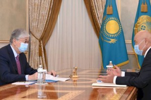 
                    Токаев принял акима Туркестанской области
                