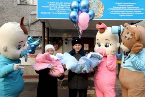 
                    В семье алматинского пожарного родилась тройня
                