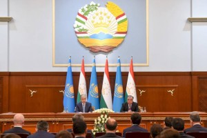 Президенты Казахстана и Таджикистана провели совместный брифинг для СМИ