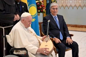 
                    Касым-Жомарт Токаев подарил домбру Папе Римскому
                