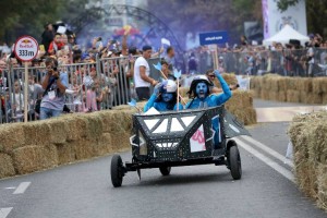 
                    Вот это поворот! Самая драйвовая и безумная гонка развернулась в центре Алматы
                