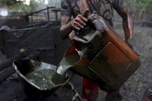
                    В Мангистауской области незаконных добытчиков нефти  оштрафовали на 70 млн тенге
                