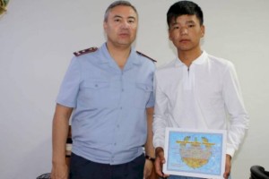 
                    Полицейские наградили подростка, прыгнувшего в канализационный люк за ребенком
                