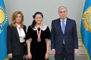 
                    Касым-Жомарт Токаев поздравил шахматистку Бибисару Асаубаеву с наградой
                