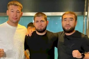 
                    Шавкат Рахмонов получил в подарок двухкомнатную квартиру в Актау
                