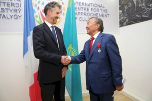 
                    Олжасу Сулейменову вручена высокая награда Франции
                