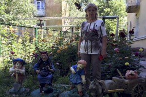 
                    Миллион алых роз: цветник под окнами своего дома устроила алматинка
                