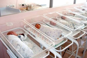 
                    В Бюро нацстатистики назвали регионы с наиболее высокой и низкой рождаемостью
                