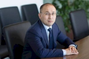 
                    Даурен Абаев удивил пауэрлифтеров поднятием 100-килограммовой штанги
                