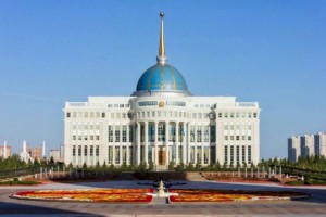 
                    Каково символическое значение скульптур в центральном холле резиденции «Акорда»
                