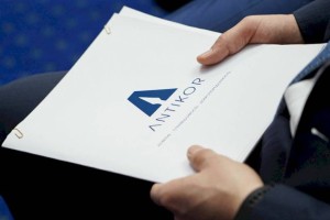 
                    Сотрудники госаудита заставляли бухгалтеров продавать ношеные вещи – Антикор
                