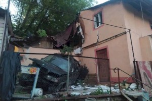 
                    Автомобиль упал на дом в Алматинской области
                