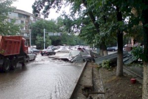 
                    Алматинцев попросили завтра без особой надобности не выходить из зданий
                