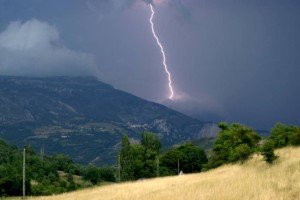 
                    ДЧС предупреждает о грозе, граде и ветре в горах Алматы
                