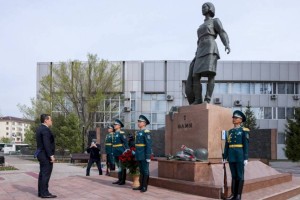 
                    Премьер-министр РК возложил цветы к памятнику Алие Молдагуловой
                