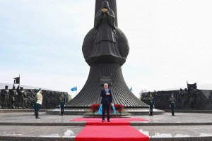 
                    Глава государства возложил цветы к монументу «Отан Ана»
                