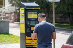 На нескольких рынках Алматы отменили плату за парковку