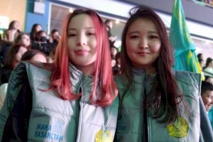 
                    Будущие физики, участницы молодежного фестиваля Алматы за развитие науки в Казахстане
                