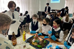 
                    Алматинские школьники попробовали себя, участвуя в STEM-фестивале
                