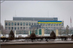 
                    Посольство США в РК вывесило на фасаде своего здания флаг Украины
                