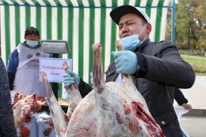 
                    Казахстанских мясников обучили правилам халяльного забоя скота
                
