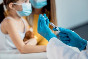 
                    Казахстанских родителей пугают поствакцинными последствиями для детей
                