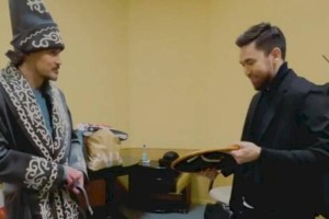 
                    Дима Билан получил в подарок от Amre казахский чапан
                