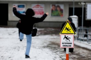 
                    В Алматы возросло число травмированных из-за гололеда
                