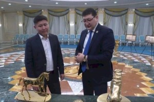 
                    3D-картина, мини-автобус и ахалтекинский скакун – какие подарки дарят Главе государства
                