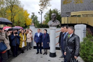 Памятник великому поэту Абаю открыли в Берлине
