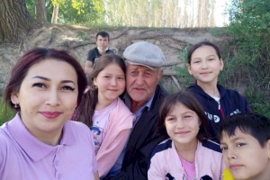 Женщина-полицейский усыновила четырех детей и их дедушку