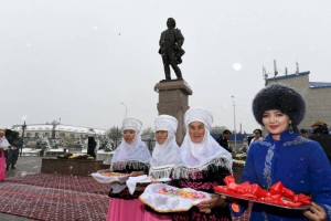 
                    В Алматинской области открыли памятник Мукагали Макатаеву
                